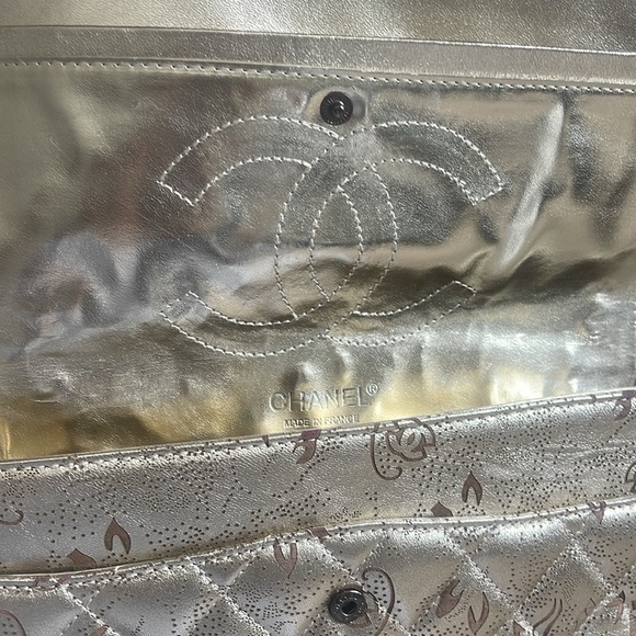- Elegant Silver Quilted Shoulder Bag - Picture 9 of 17